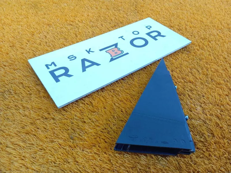 Направляющая стекла двери