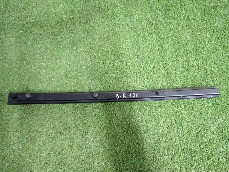 Направляющая стекла двери