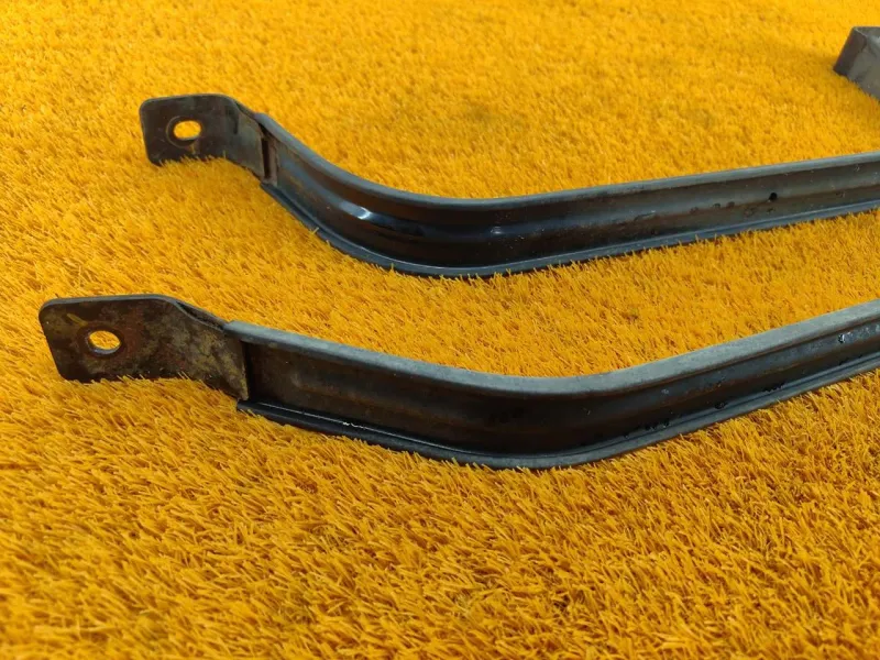 Крепление топливного бака