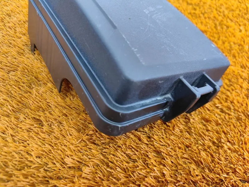 Крышка блока предохранителей