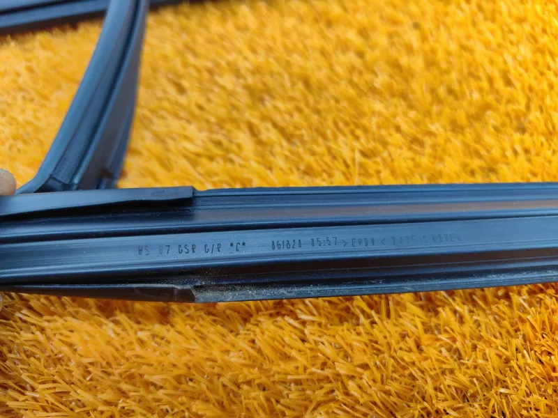 Уплотнитель стекла двери