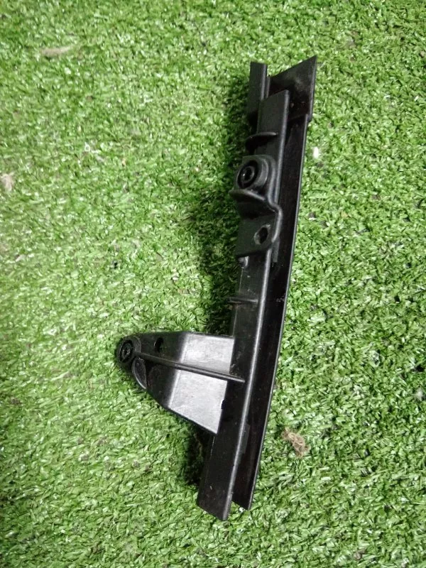 Направляющая стекла двери