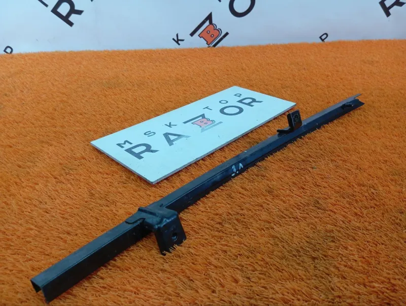 Направляющая стекла двери