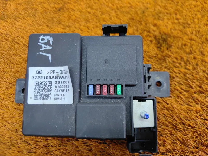 Блок предохранителей под капот