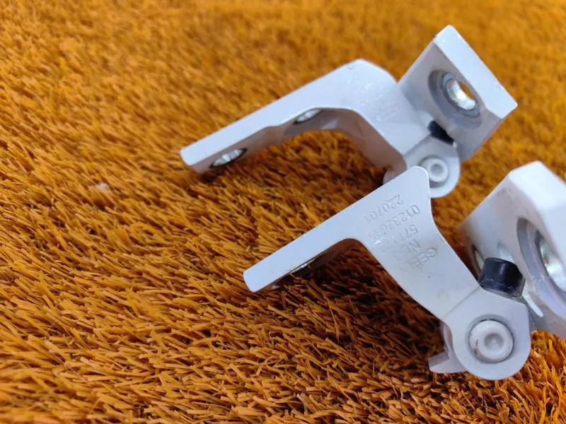 Петля двери