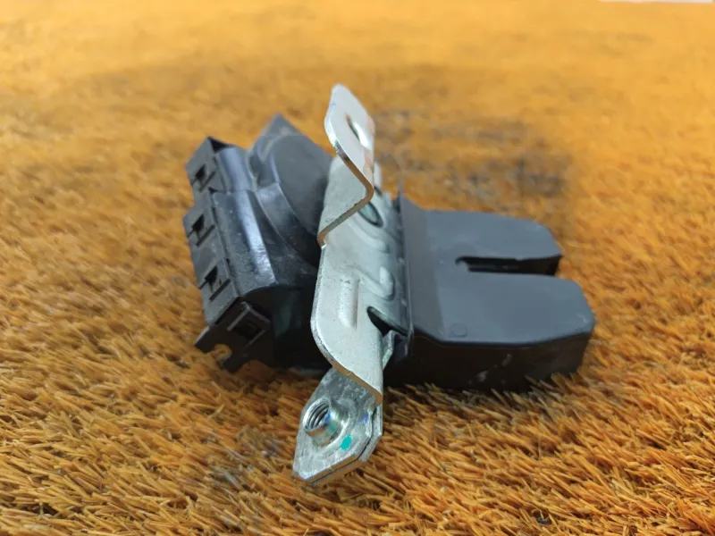 Замок багажника