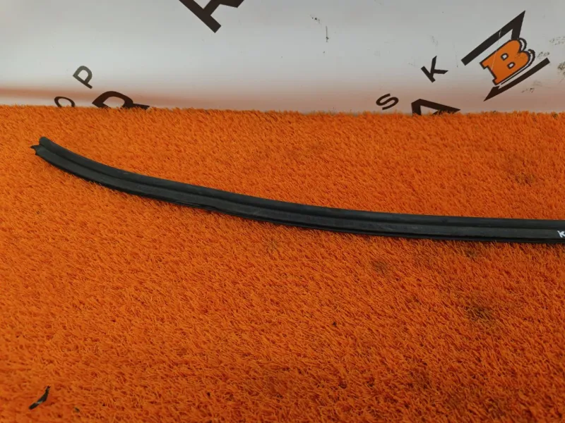 Уплотнитель капота