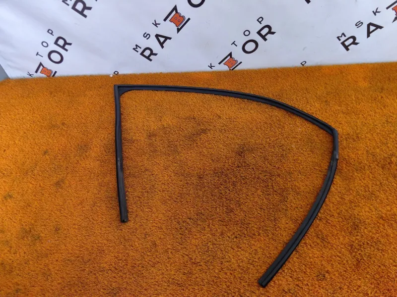 Уплотнитель стекла двери