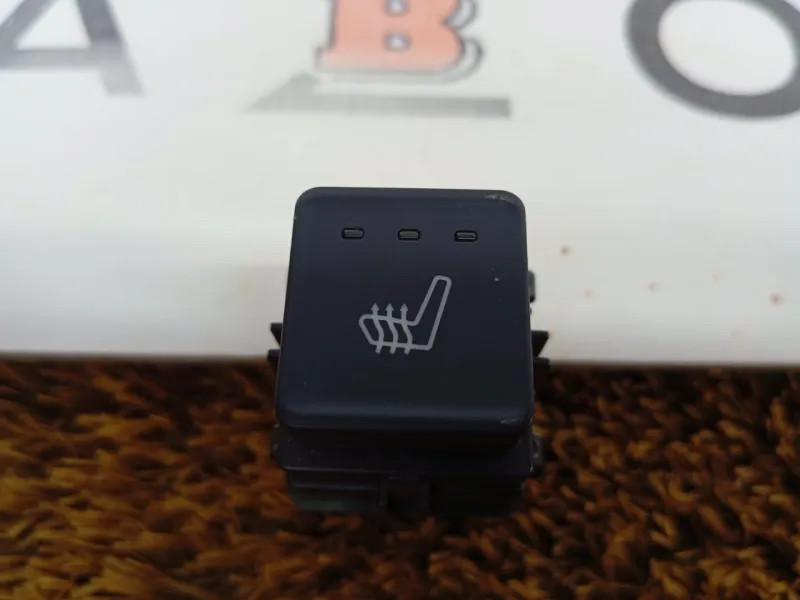 Кнопка обогрева сидений