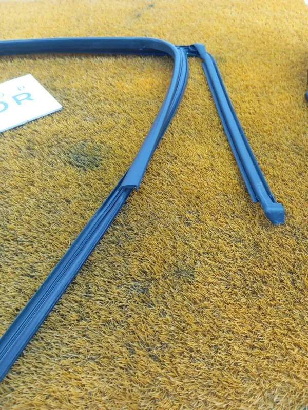 Уплотнитель стекла двери