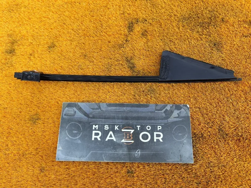 Направляющая стекла двери