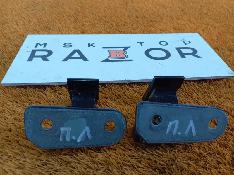 Петля двери