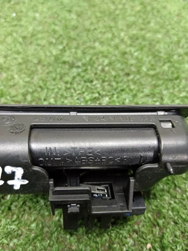 Кнопка открывания багажника