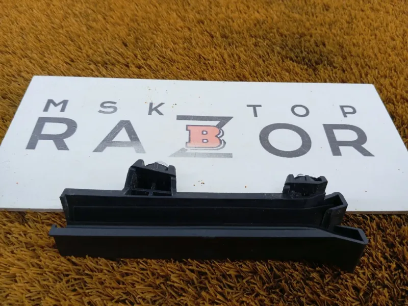 Направляющая стекла двери