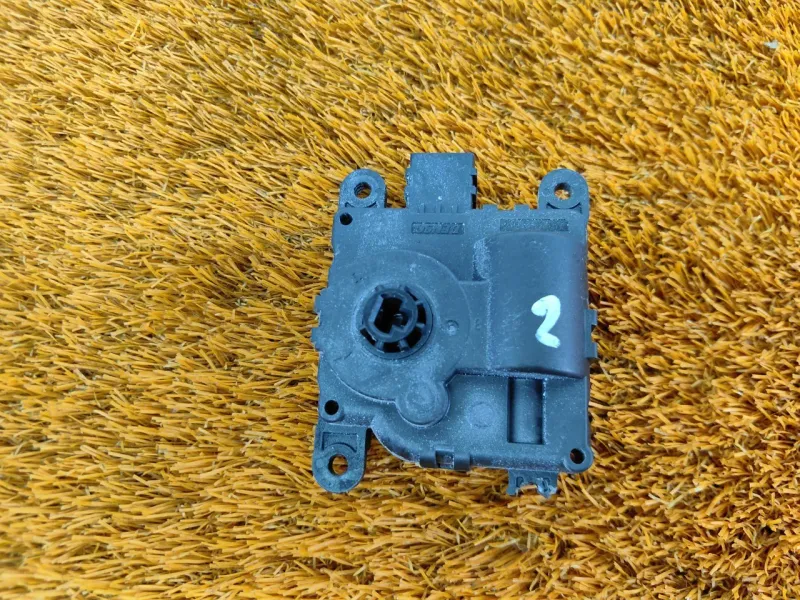 Сервопривод заслонок печки