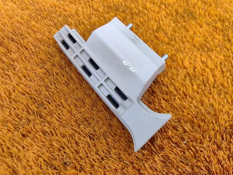 Направляющая стекла двери