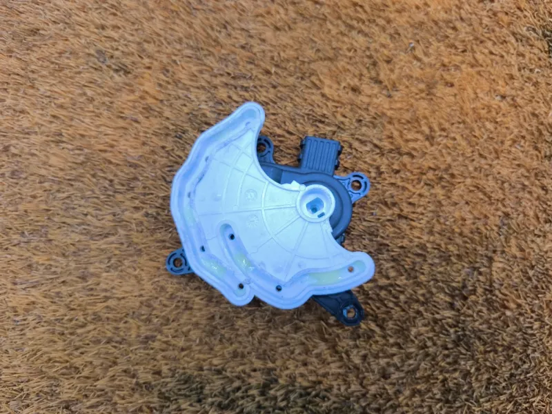 Сервопривод заслонок печки