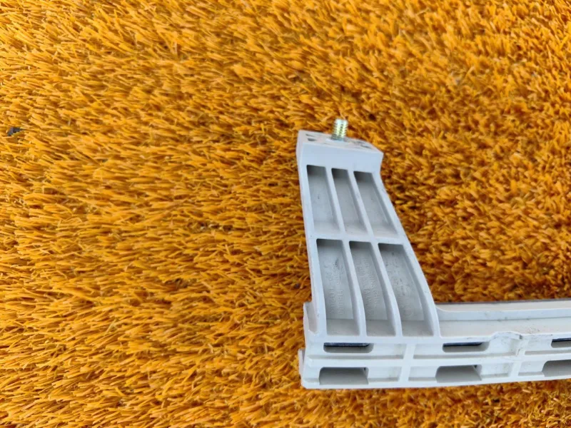 Направляющая стекла двери