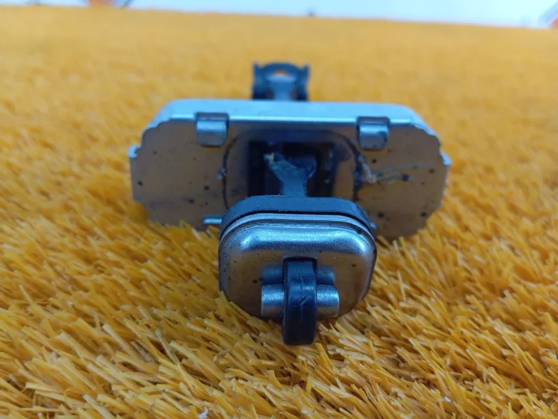 Ограничитель двери