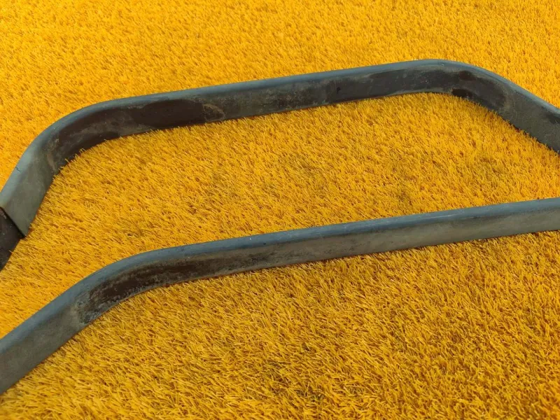 Крепление топливного бака