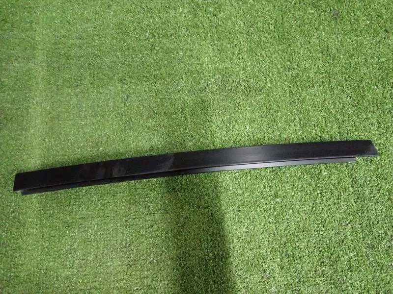 Направляющая стекла двери