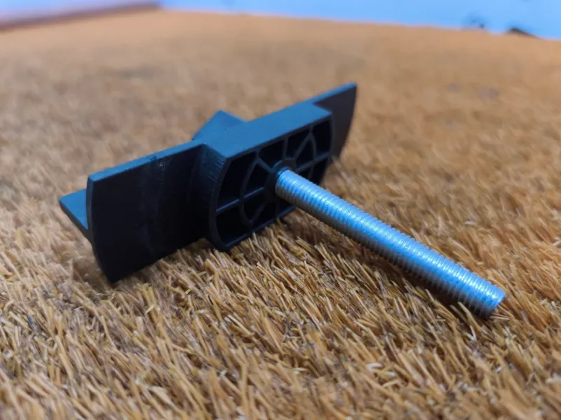 Болт крепления запасного колеса