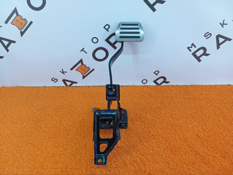 Педаль тормоза