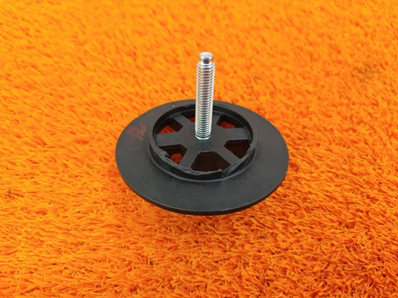 Болт крепления запасного колеса