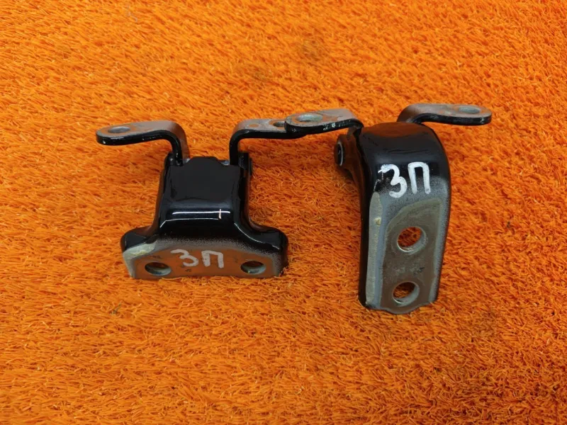 Петля двери