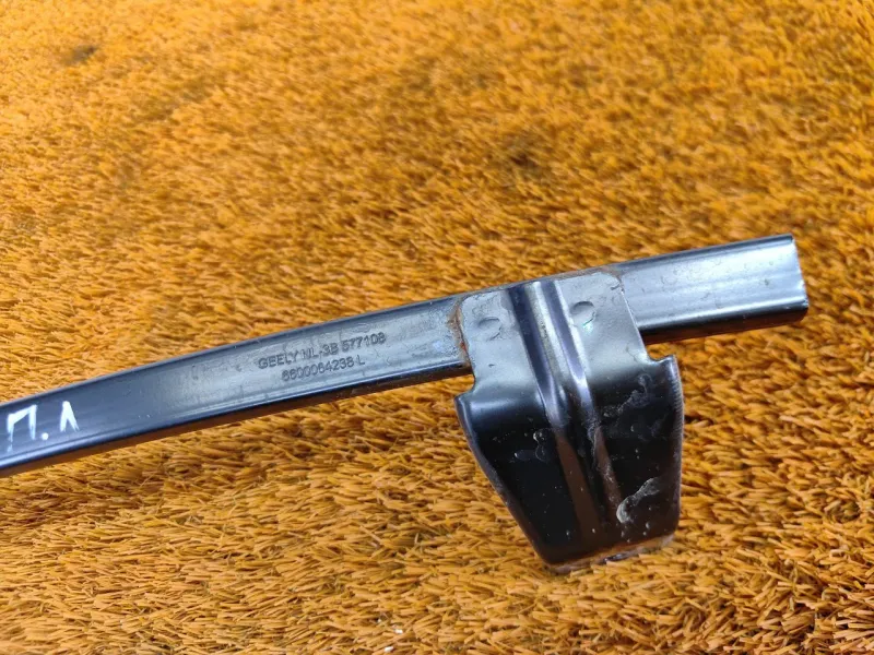 Направляющая стекла двери