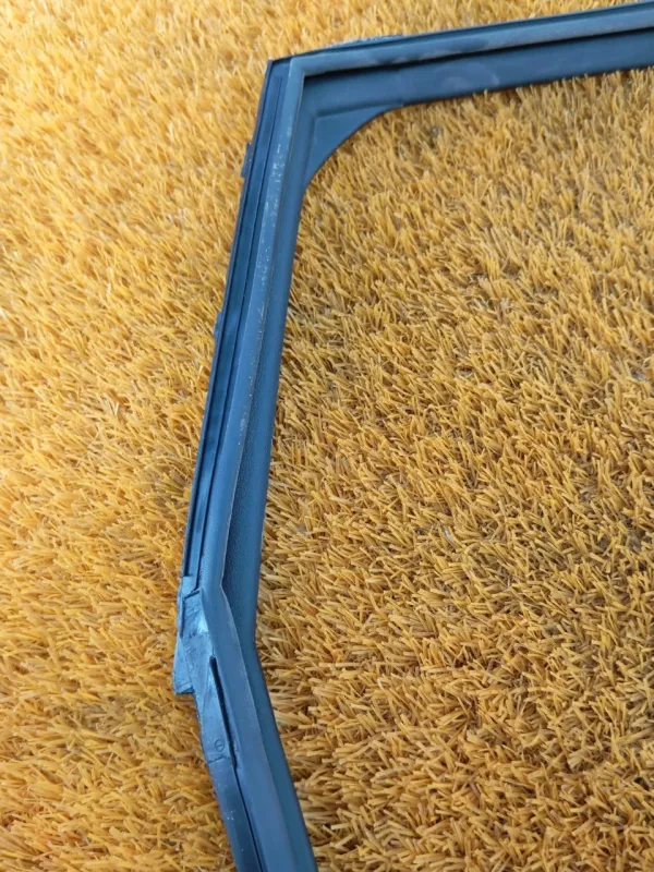 Уплотнитель стекла двери