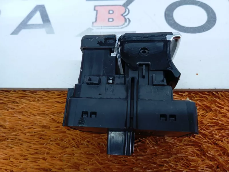 Кнопка стояночного тормоза