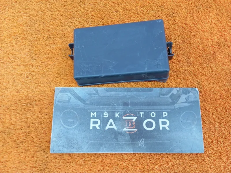 Крышка блока предохранителей