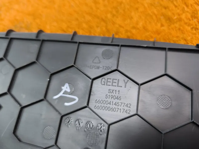 Накладка на торпедо