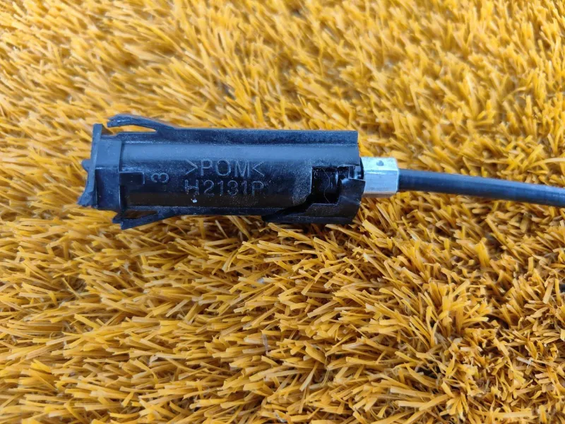 Трос лючка топливного бака