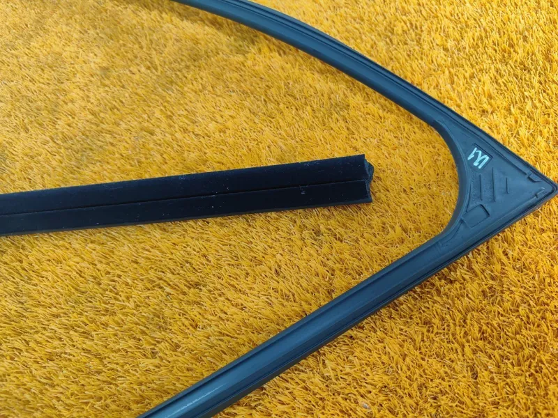 Уплотнитель стекла двери