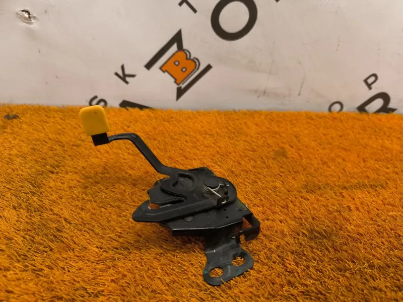 Замок капота