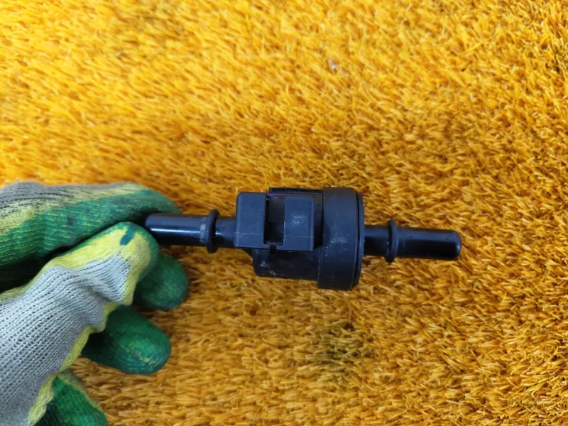 Клапан вентиляции топливного бака