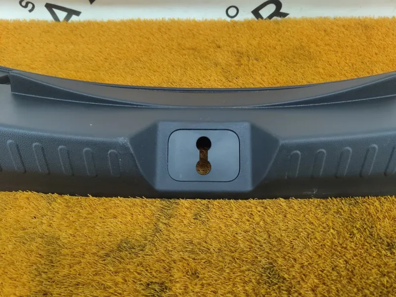 Накладка замка багажника