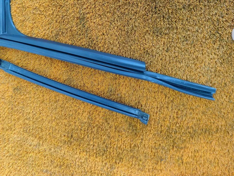 Уплотнитель стекла двери