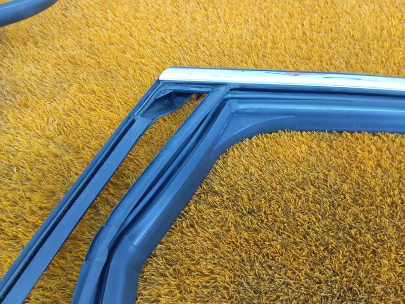 Уплотнитель стекла двери