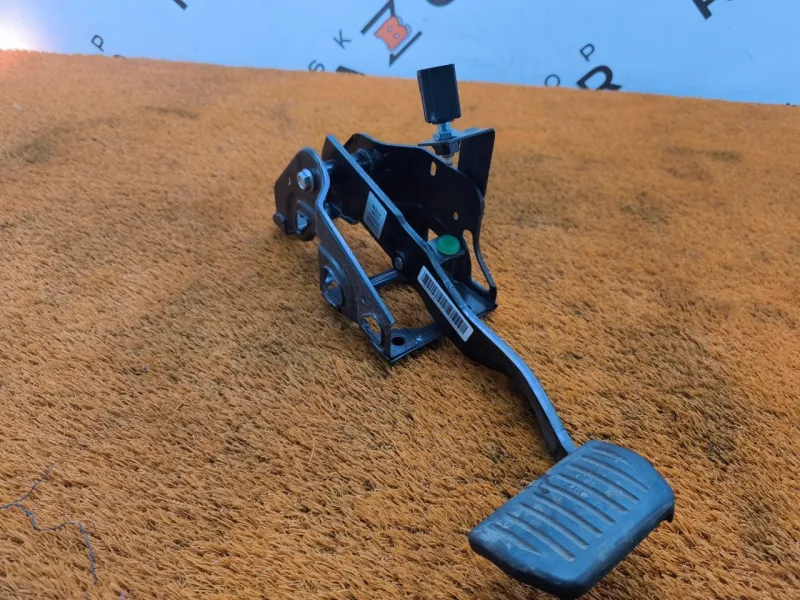 Педаль тормоза