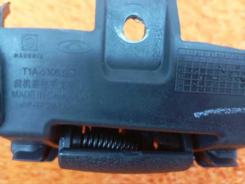 Ручка открывания капота