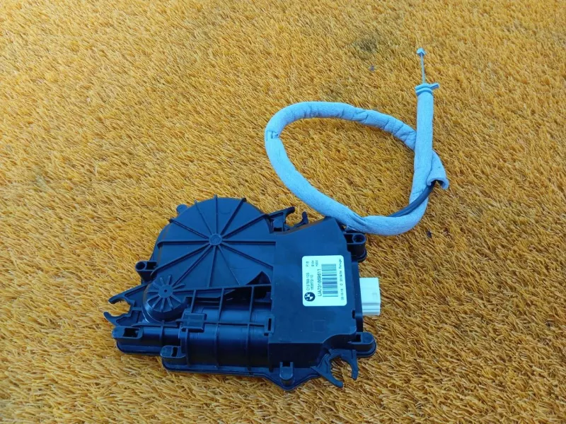 Доводчик двери багажника