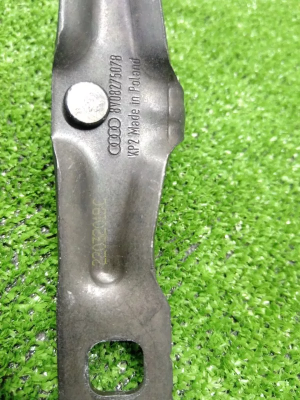 Ответная часть замка багажника