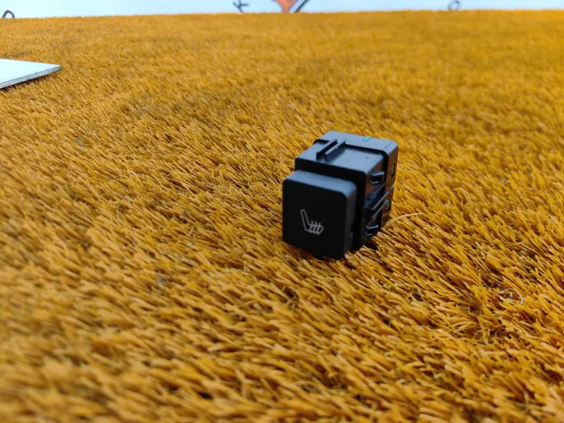 Кнопка обогрева сидений