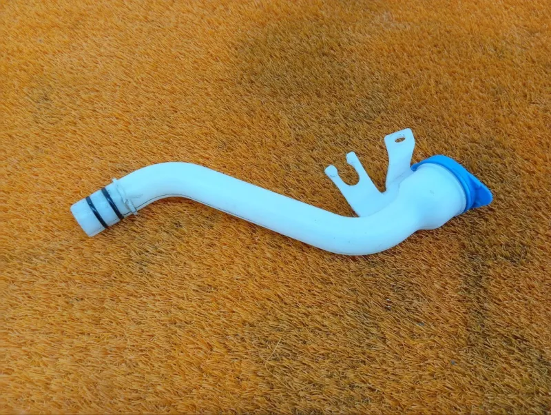 Горловина бачка стеклоомывателя