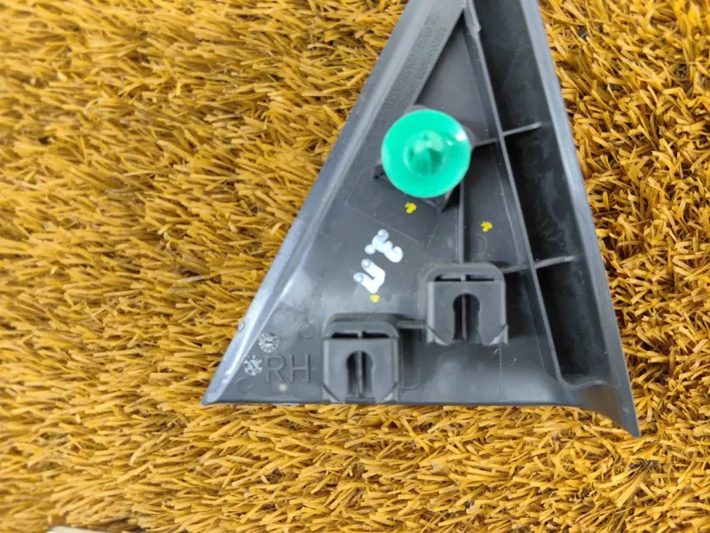 Уголок двери