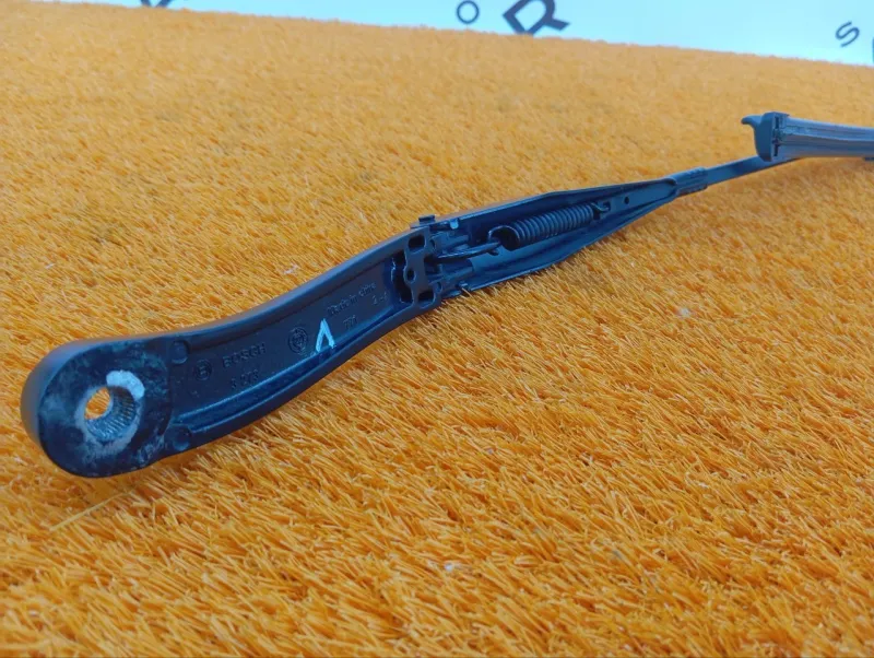 поводок стеклоочистителя