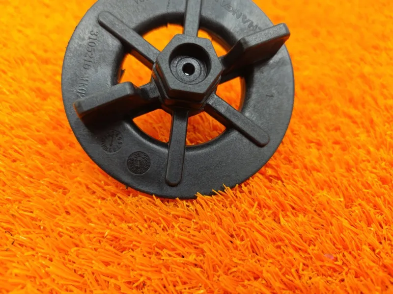 Болт крепления запасного колеса